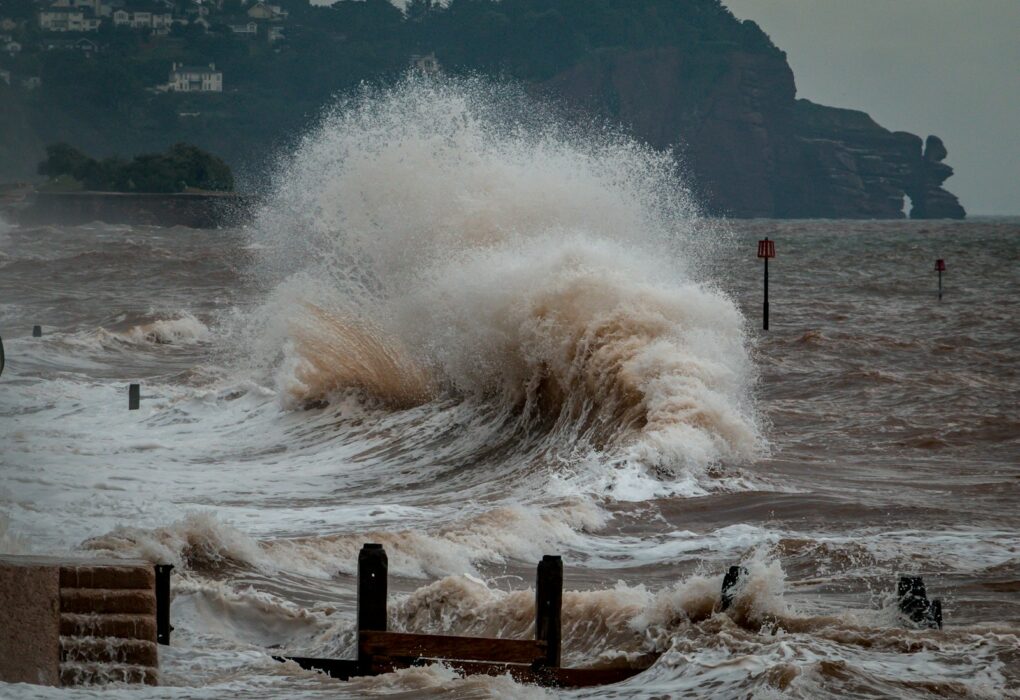 sea waves crashing on shore during daytime